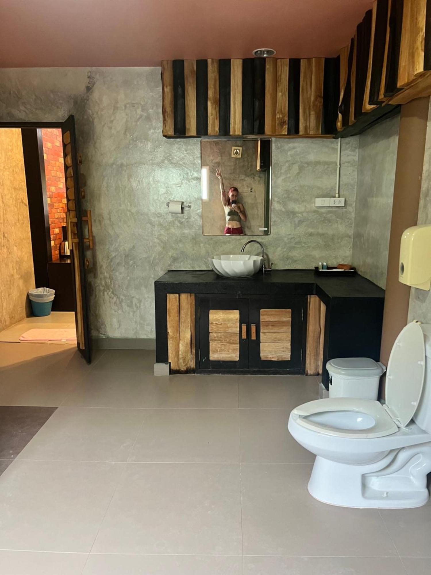 Revolution Kanchanaburi Adventure Hq Ban Chuk Kum Exterior foto