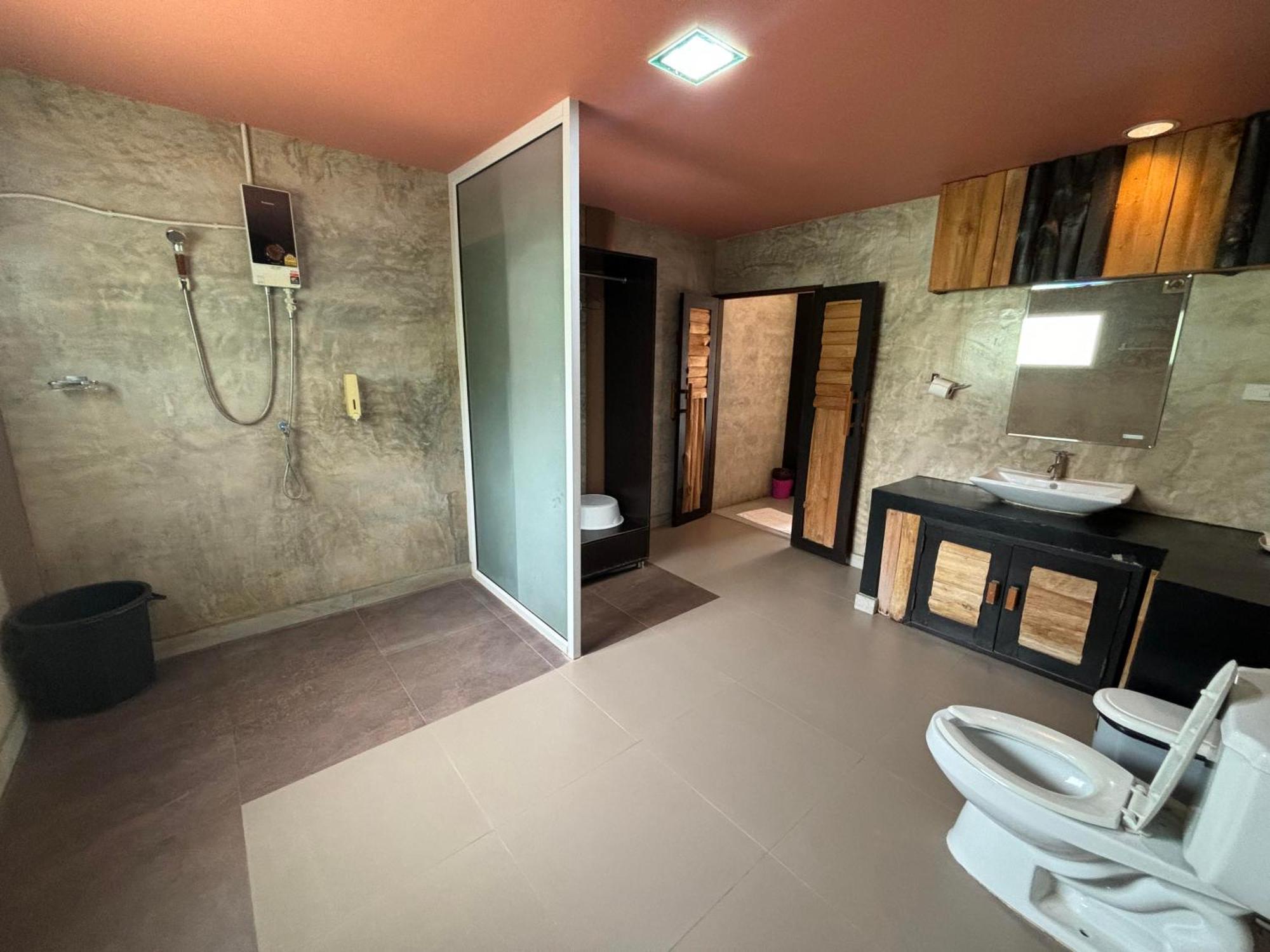 Revolution Kanchanaburi Adventure Hq Ban Chuk Kum Exterior foto