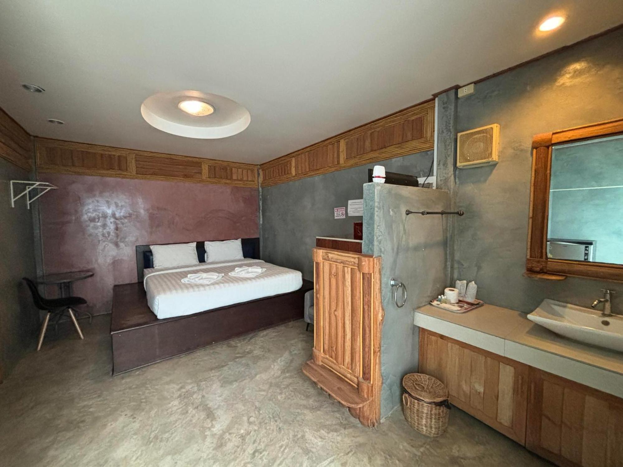 Revolution Kanchanaburi Adventure Hq Ban Chuk Kum Exterior foto